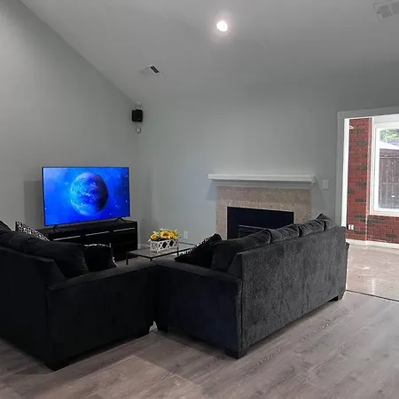 Entire 3 Bedroom & 2 Ba House For Business And Family
